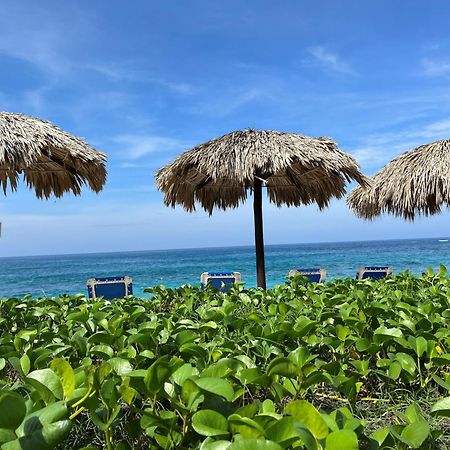 Manta Raya Hotel - Right On The Beach Куатуналько Экстерьер фото