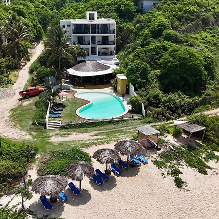 Manta Raya Hotel - Right On The Beach Куатуналько Экстерьер фото