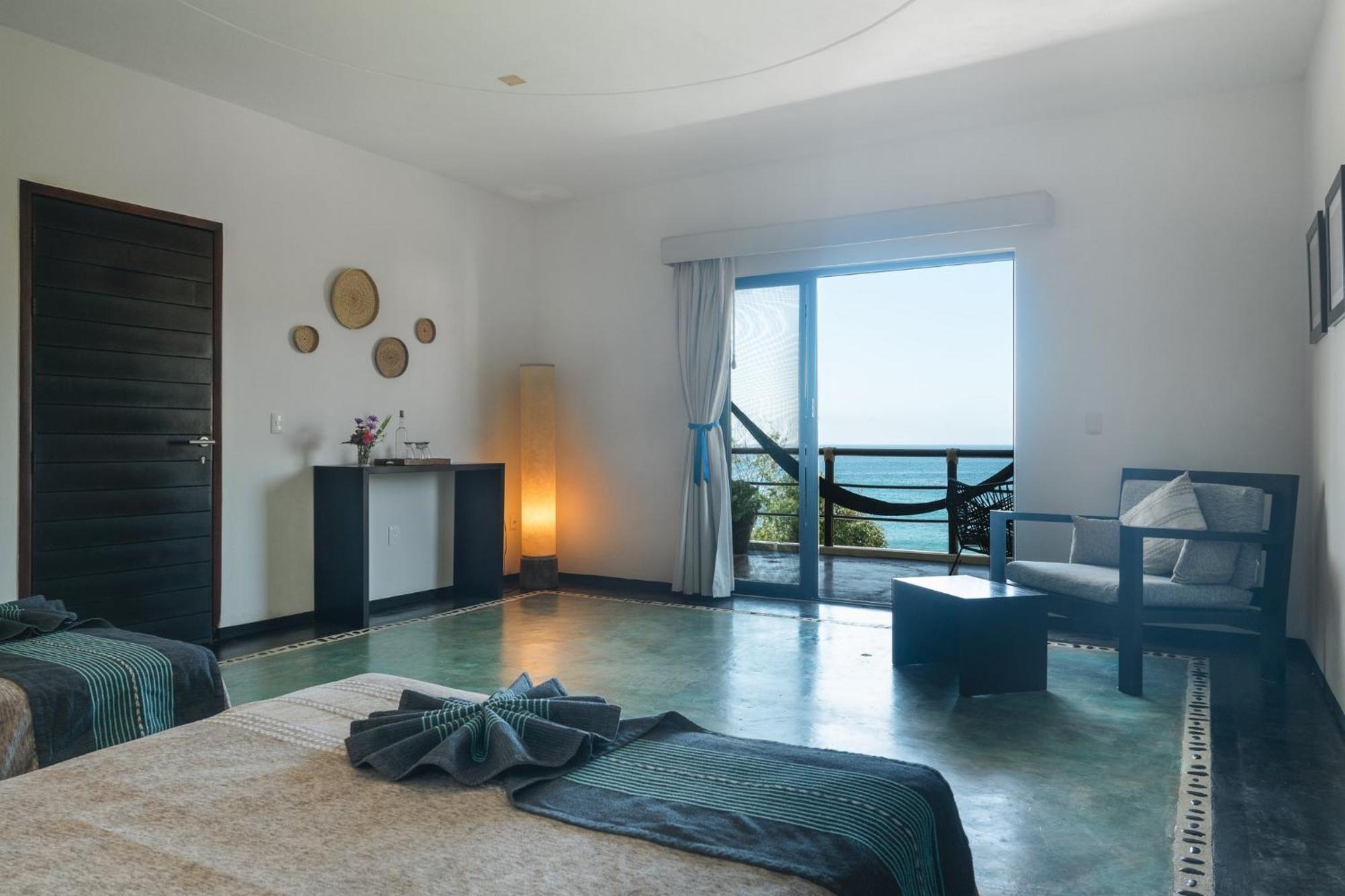 Manta Raya Hotel - Right On The Beach Куатуналько Экстерьер фото