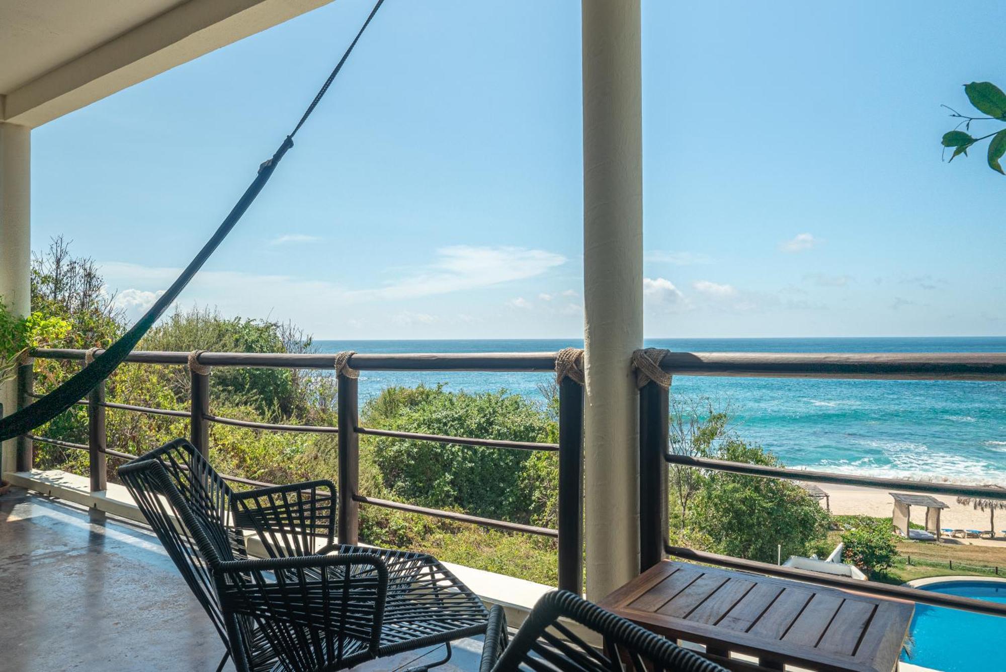 Manta Raya Hotel - Right On The Beach Куатуналько Экстерьер фото