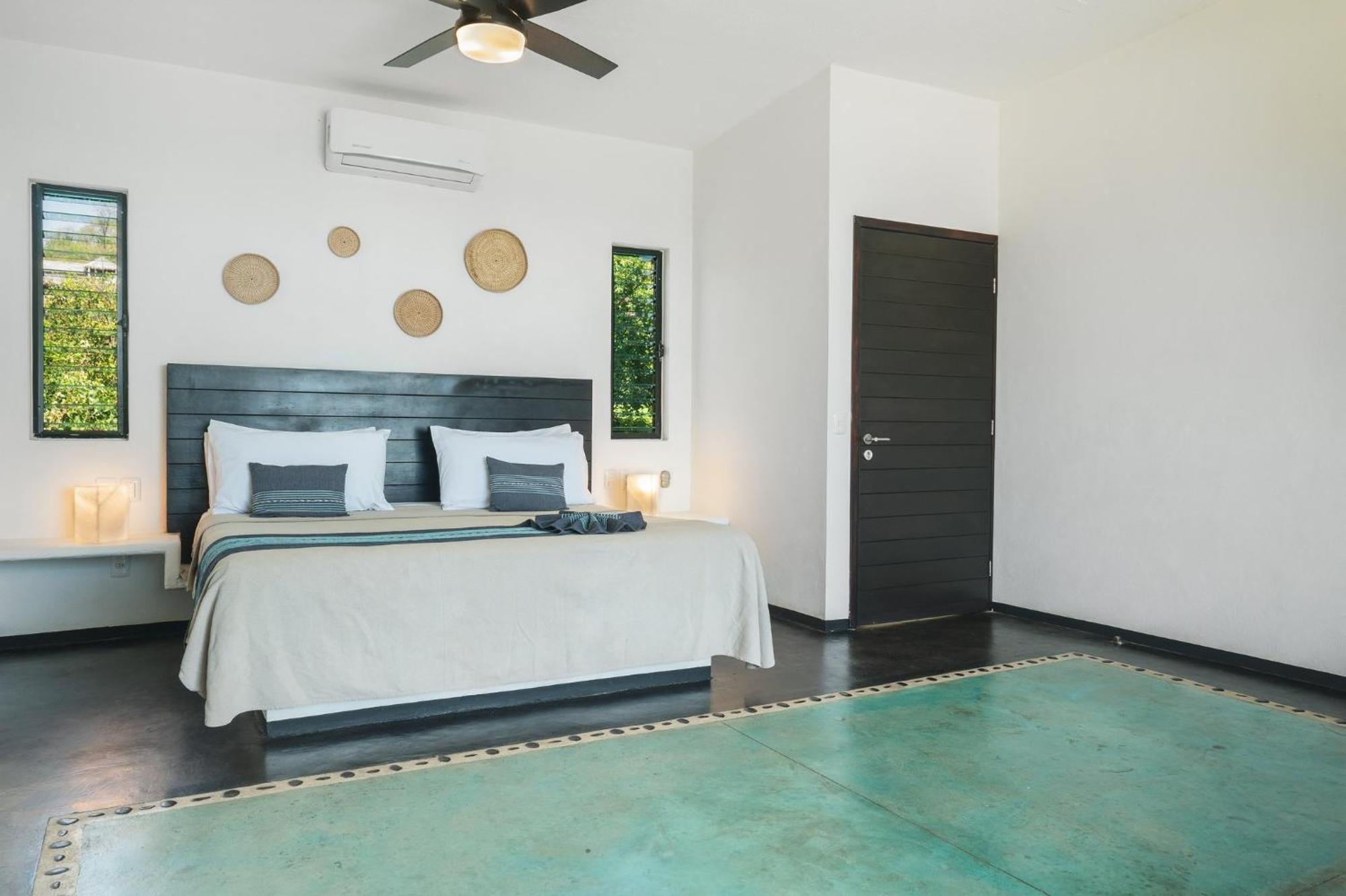 Manta Raya Hotel - Right On The Beach Куатуналько Экстерьер фото