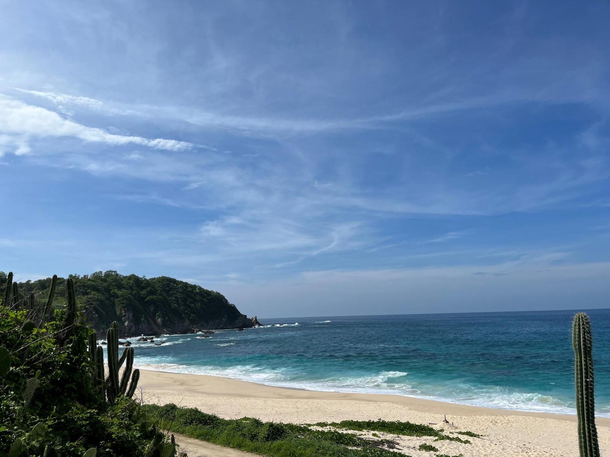 Manta Raya Hotel - Right On The Beach Куатуналько Экстерьер фото