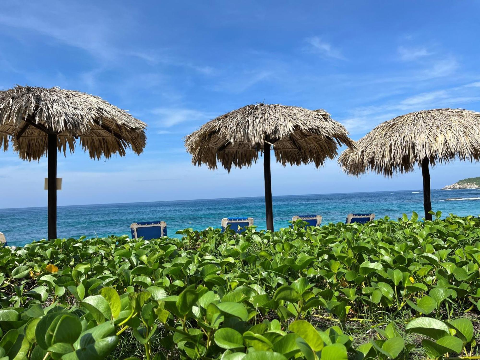 Manta Raya Hotel - Right On The Beach Куатуналько Экстерьер фото