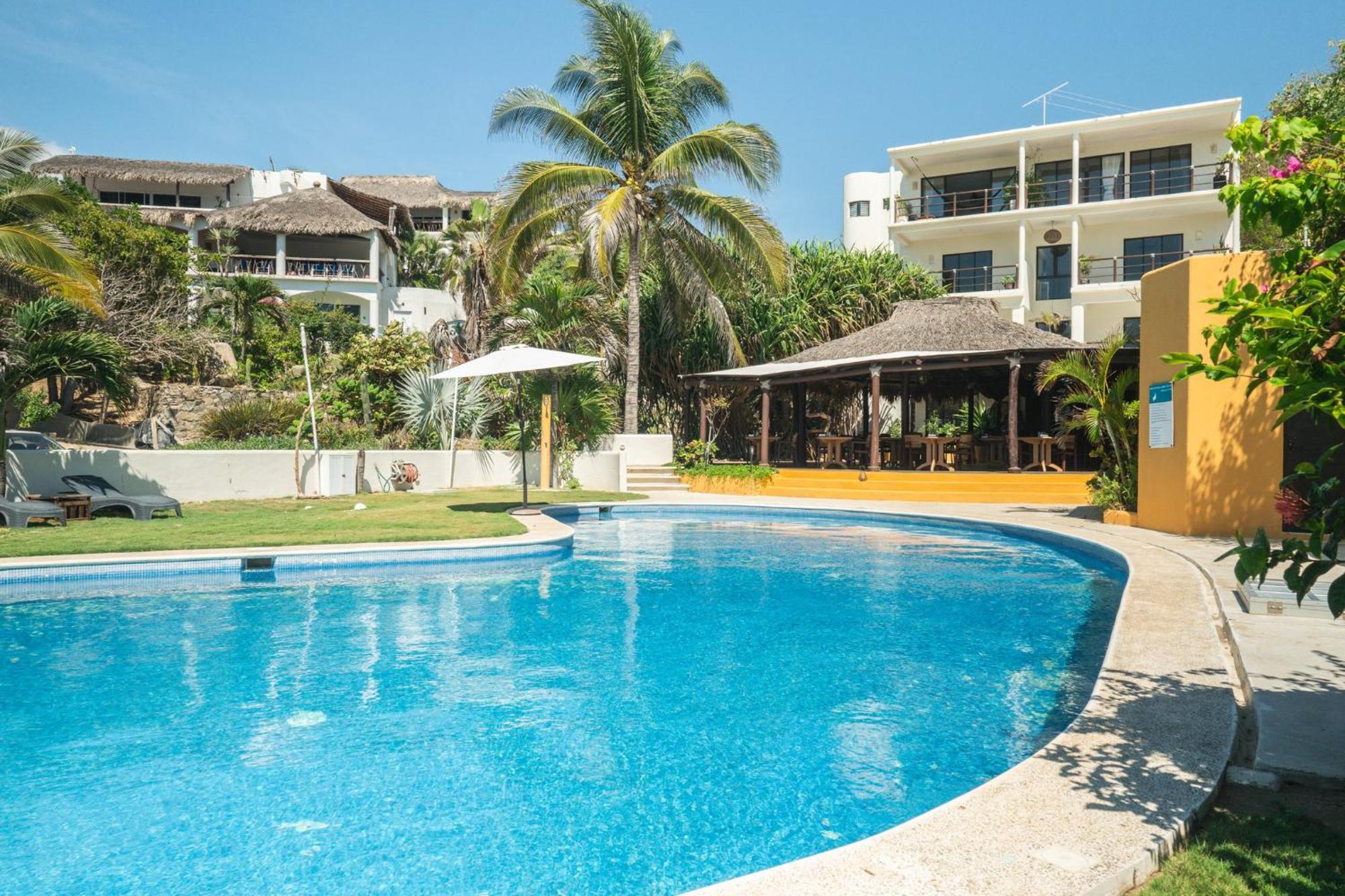 Manta Raya Hotel - Right On The Beach Куатуналько Экстерьер фото