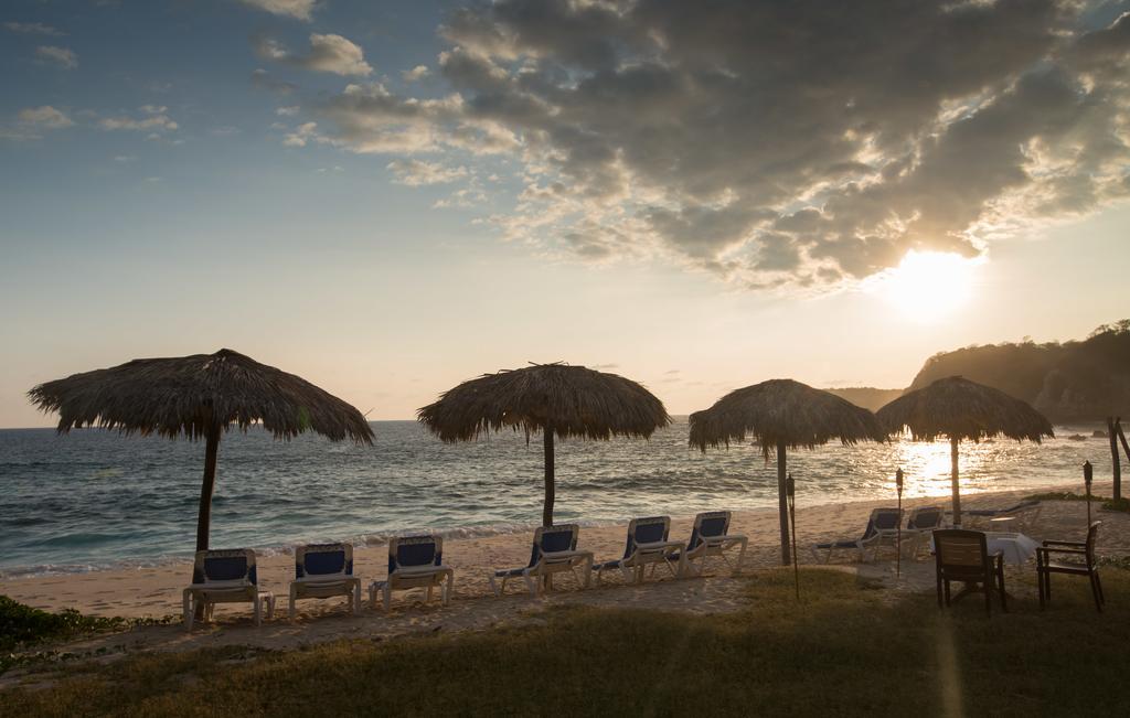 Manta Raya Hotel - Right On The Beach Куатуналько Экстерьер фото