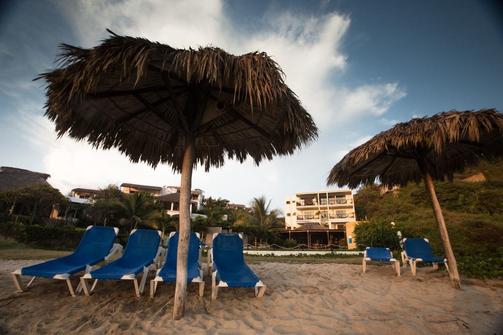 Manta Raya Hotel - Right On The Beach Куатуналько Экстерьер фото
