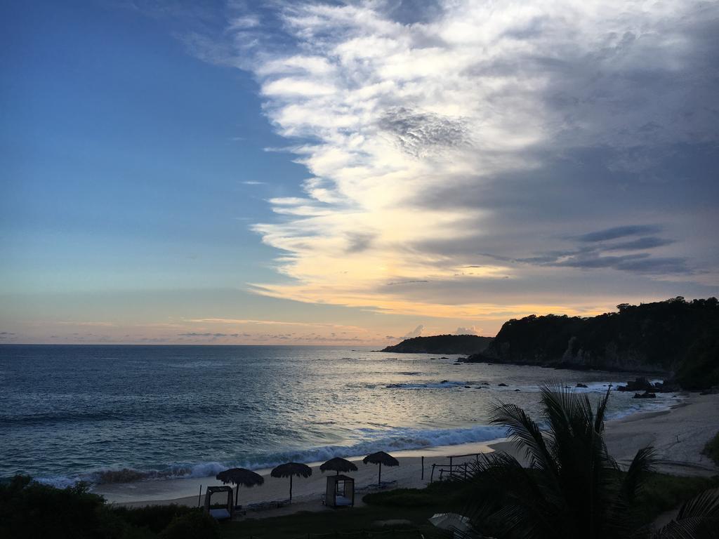 Manta Raya Hotel - Right On The Beach Куатуналько Экстерьер фото