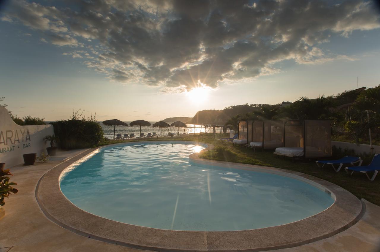 Manta Raya Hotel - Right On The Beach Куатуналько Экстерьер фото