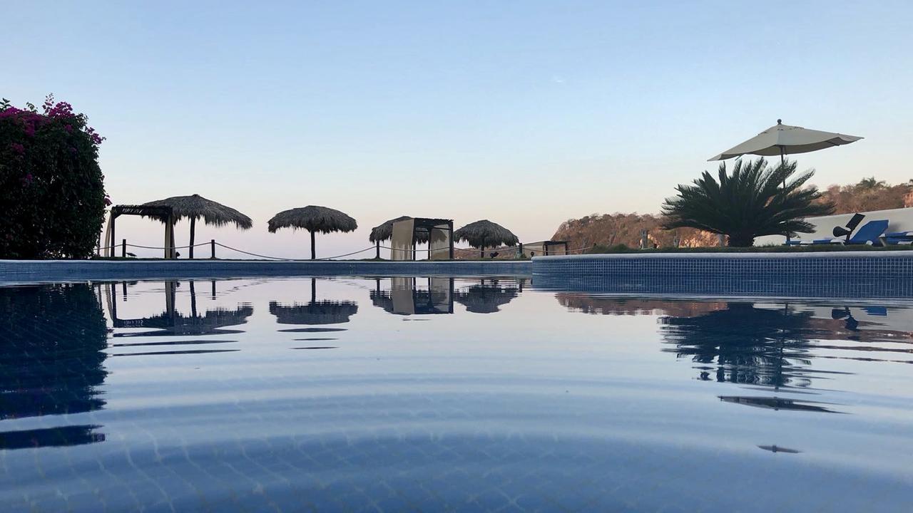 Manta Raya Hotel - Right On The Beach Куатуналько Экстерьер фото