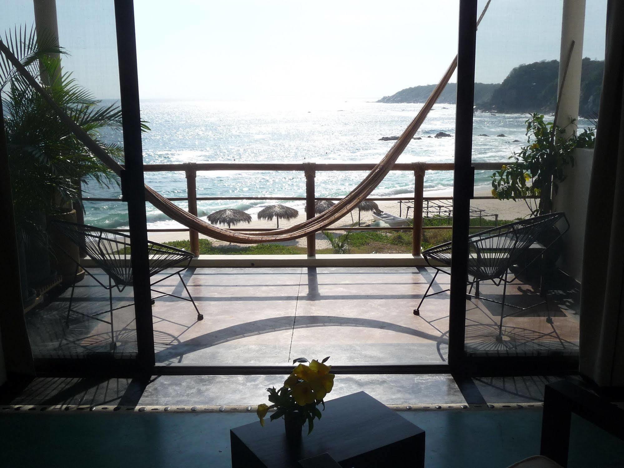 Manta Raya Hotel - Right On The Beach Куатуналько Экстерьер фото