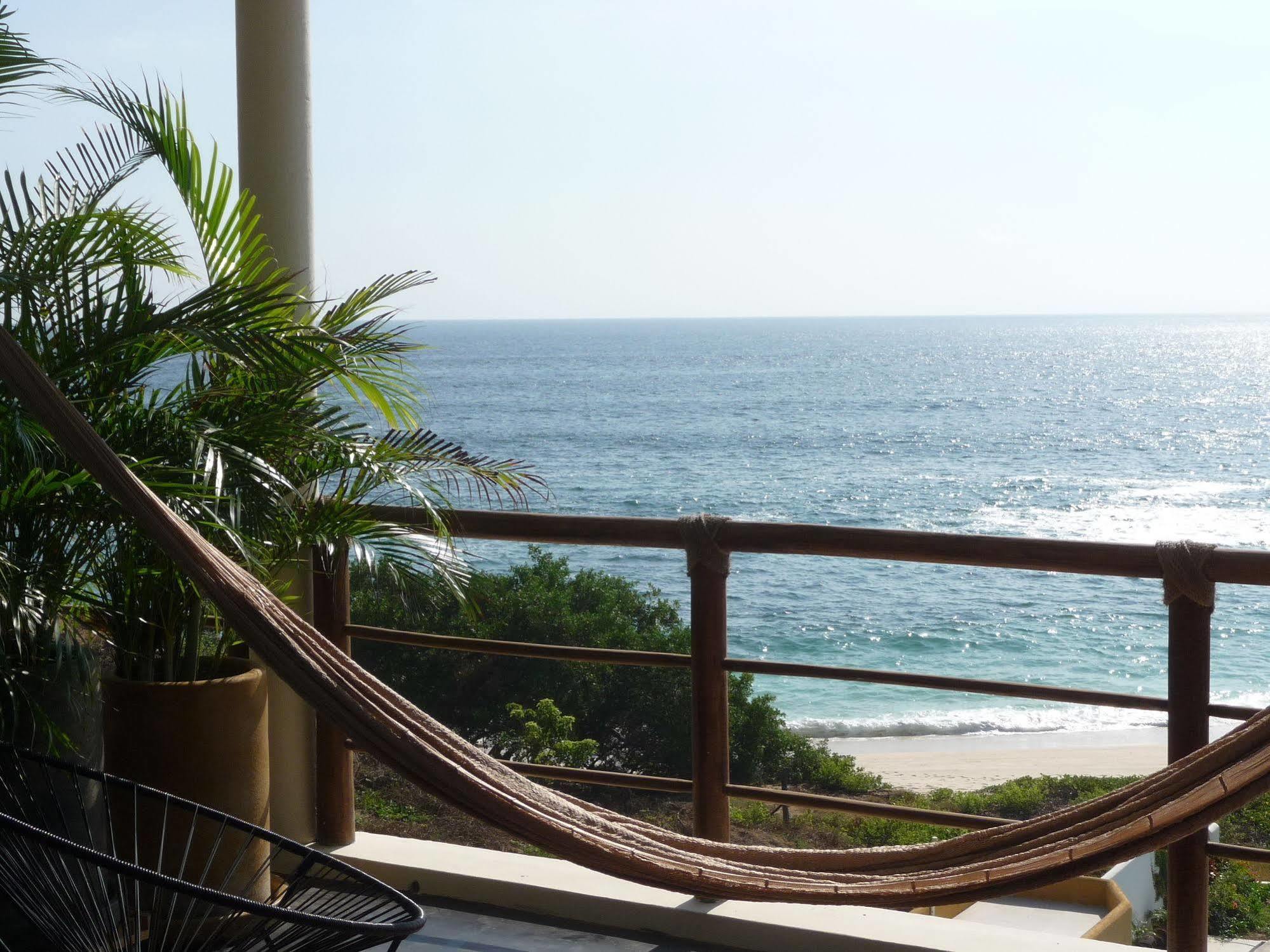 Manta Raya Hotel - Right On The Beach Куатуналько Экстерьер фото